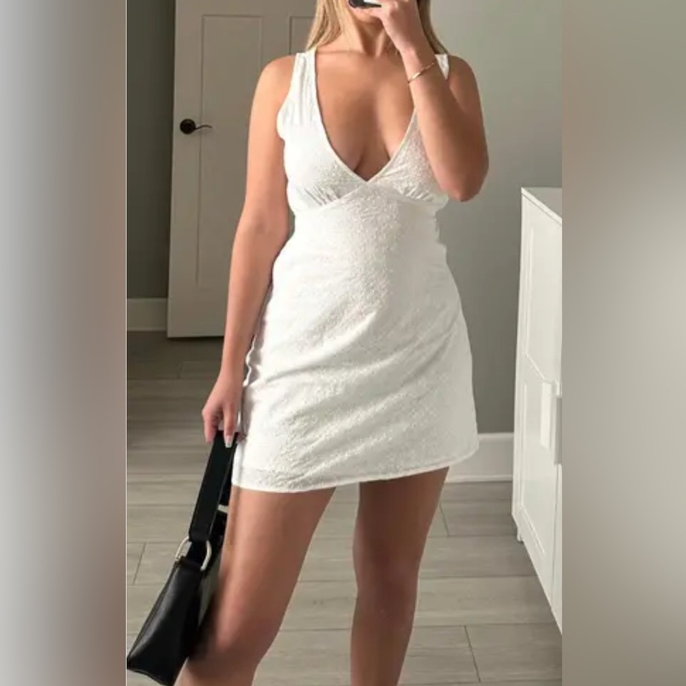 Elegant White Sleeveless Dress